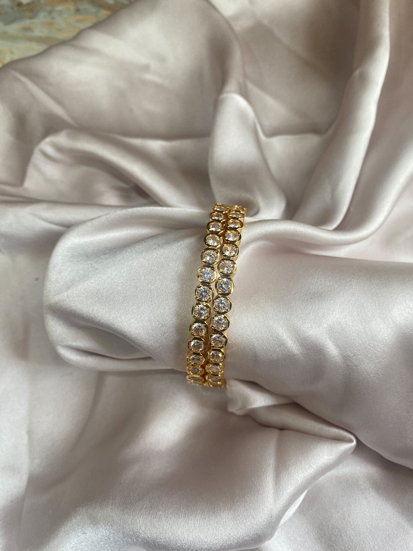 FULL WHITE IMPONE BANGLES