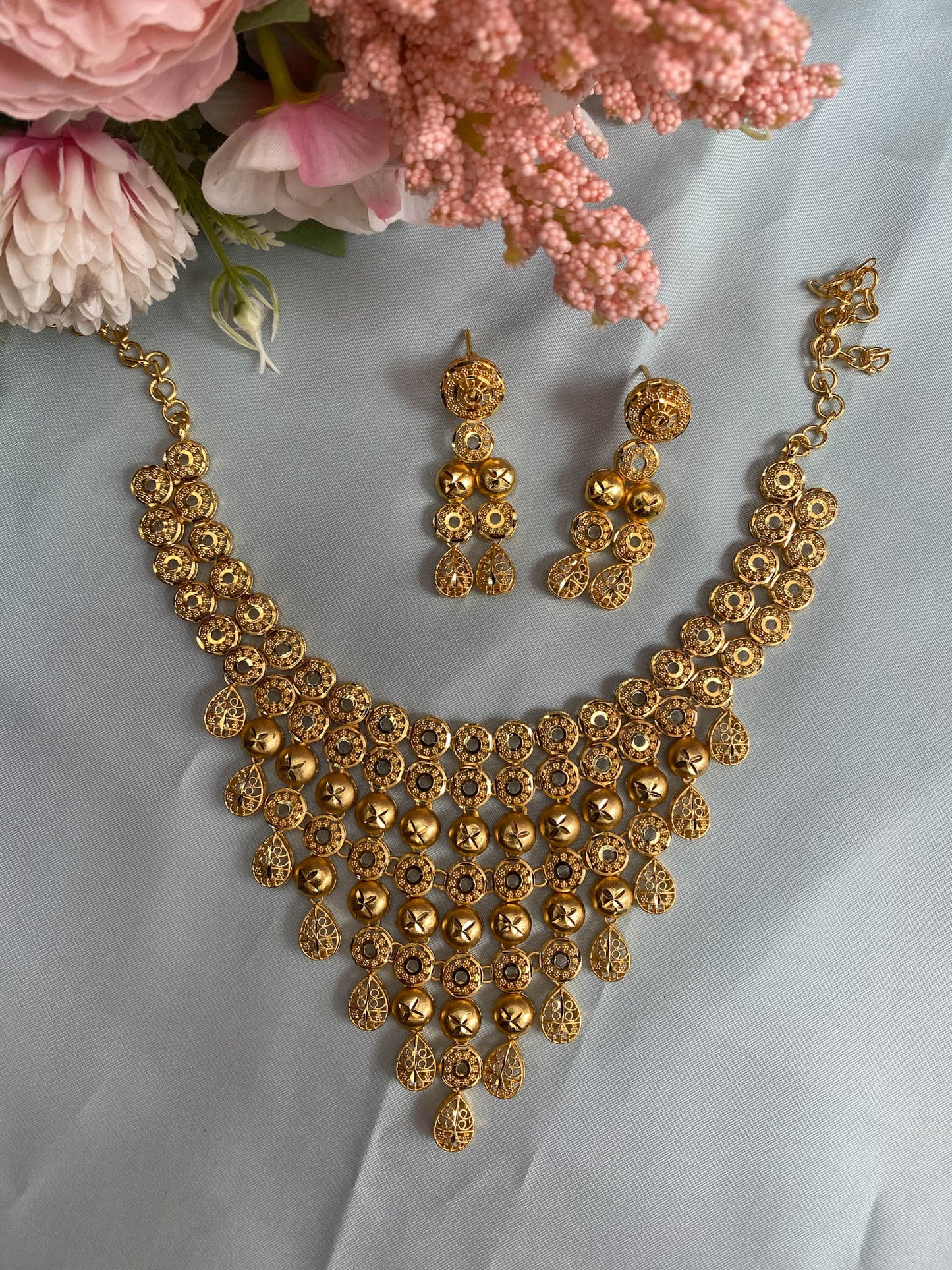 Grape choker Dubai model