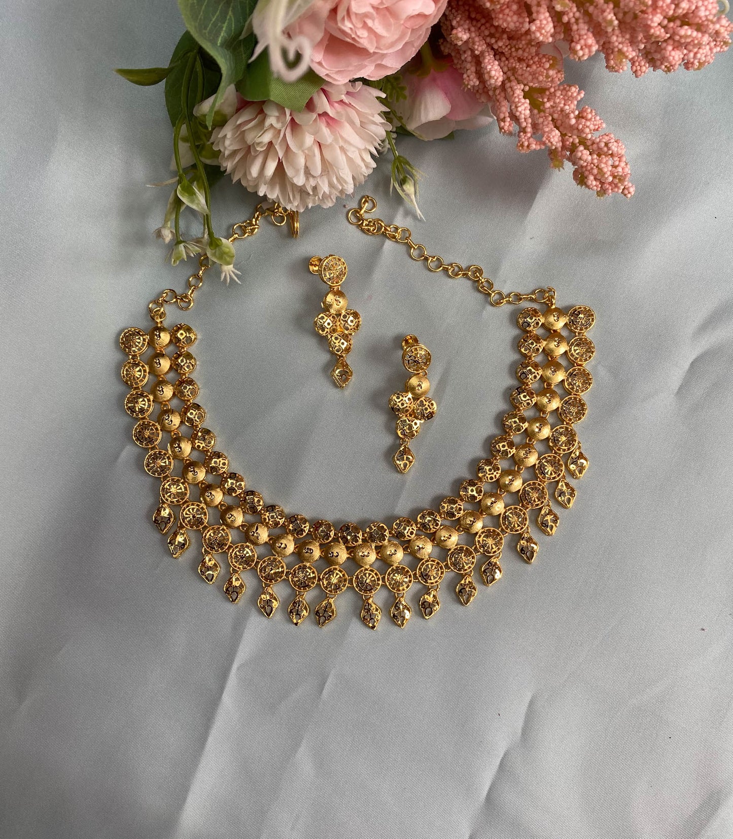 New Dubai choker model