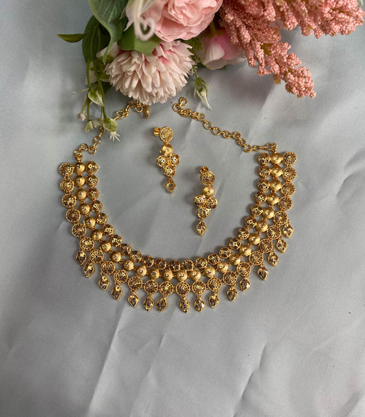 New Dubai choker model